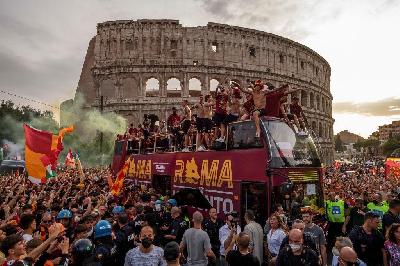 Il pullman della squadra con i tifosi sotto al Colosseo (As Roma via Getty Images)