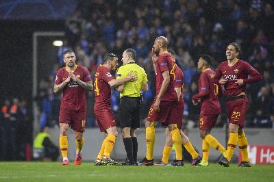 Çakir decreta il calcio di rigore a favore del Porto