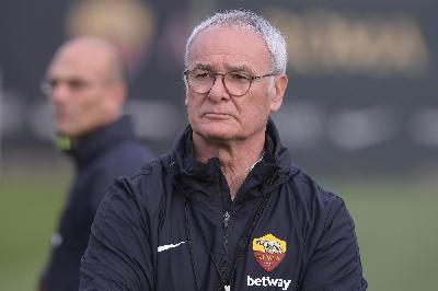 FOTO - Ranieri dirige il primo allenamento sui campi di Trigoria FOTO - Ranieri dirige il primo allenamento sui campi di Trigoria