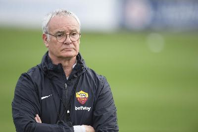 Claudio Ranieri durante il suo primo allenamento
