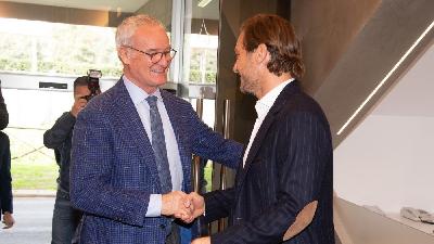 Stretta di mano tra Ranieri e Totti