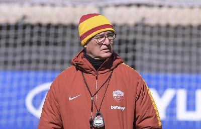 FOTO - Ranieri, berretto giallorosso FOTO - Ranieri, berretto giallorosso