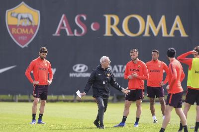 FOTO - Trigoria: Ranieri tiene a rapporto la squadra prima dell'allenamento FOTO - Trigoria: Ranieri tiene a rapporto la squadra prima dell'allenamento