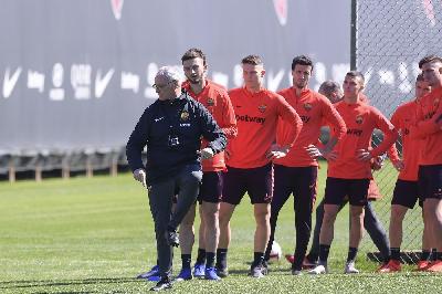 FOTO - Trigoria, Ranieri guida l'allenamento della Roma FOTO - Trigoria, Ranieri guida l'allenamento della Roma