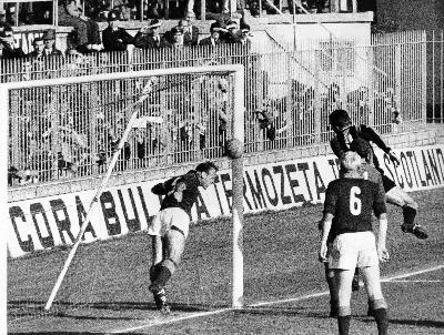 Giacomo Losi salva un pallone sulla linea in un Inter-Roma del 18-10-1964