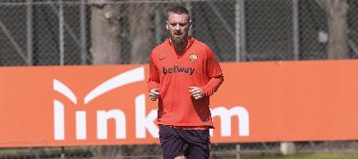 FOTO - De Rossi si allena sotto al sole di Trigoria FOTO - De Rossi si allena sotto al sole di Trigoria