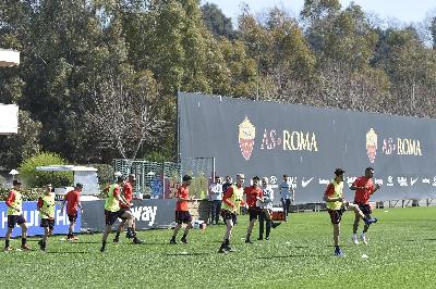 FOTO - La Roma corre verso il Napoli sotto al sole di Trigoria FOTO - La Roma corre verso il Napoli sotto al sole di Trigoria