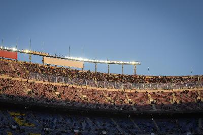 Il settore ospiti del Camp Nou con i romanisti durante la scorsa Champions, con biglietti venduti a 89 euro