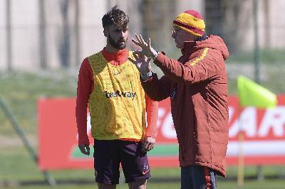 Slavatore Pezzella parla con Claudio Ranieri