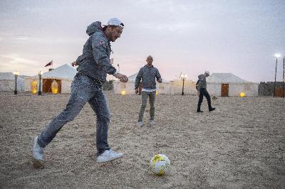 Totti gioca a calcio nel deserto