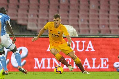 Edin Dzeko in azione contro il Napoli