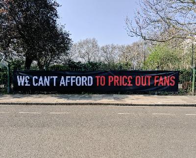 Lo striscione esposto dai tifosi del Fulham all'esterno di Craven Cottage