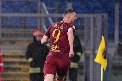Edin Dzeko esulta dopo il gol all'Udinese