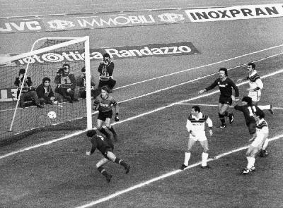 Paulo Roberto Falcão in tuffo di testa segna il gol che decide Roma-Cagliari del 16 gennaio 1983