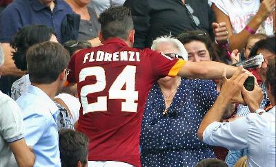 Florenzi esulta con la nonna Aurora nel Roma-Cagliari del 2014