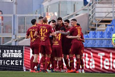 L'esultanza dei giocatori della Roma al gol di Fazio