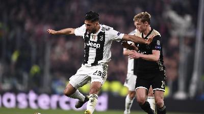Emre Can in azione contro l'Ajax