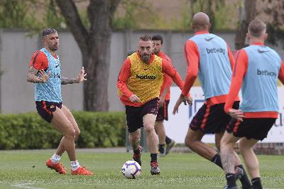 FOTO - La rifinitura verso Roma-Juve: guida la grinta di De Rossi FOTO - La rifinitura verso Roma-Juve: guida la grinta di De Rossi