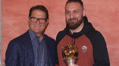 Fabio Capello consegna a Daniele De Rossi il Premio Giacomo Bulgarelli 2017-18