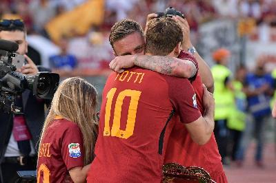 L'abbraccio tra Daniele De Rossi e Francesco Totti