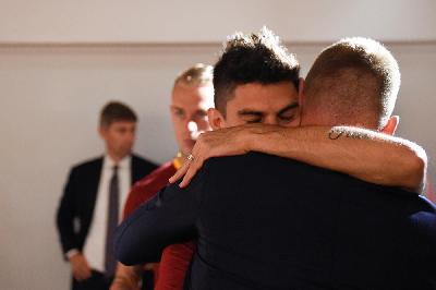 Perotti saluta De Rossi dopo la conferenza stampa d'addio