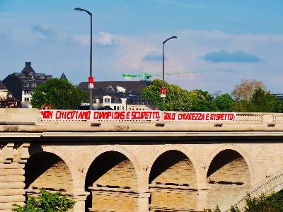 Lo striscione apparso oggi in Lussemburgo (Foto @RCLussemburgo)