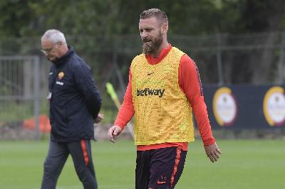 FOTO - A Trigoria comincia l'ultima settimana d'allenamento per De Rossi FOTO - A Trigoria comincia l'ultima settimana d'allenamento per De Rossi