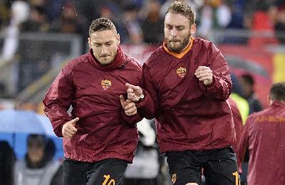 Francesco Totti e Daniele De Rossi impegnati  in un’attivazione muscolare prima di una partita,  al tempo in cui giocavano insieme