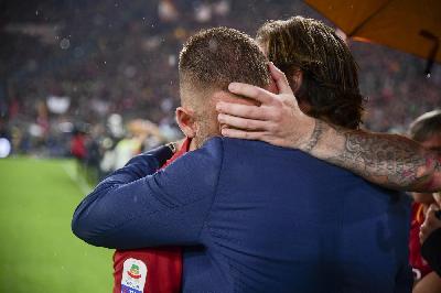 L'abbraccio tra De Rossi e Totti