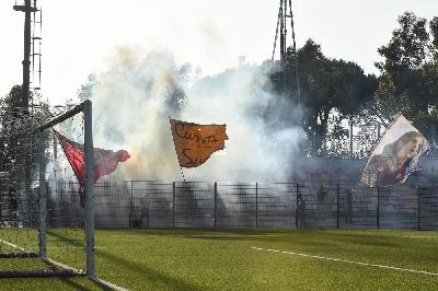 FOTO - Cori, striscioni e bandiere: tutti uniti nel ricordo di Di Bartolomei FOTO - Cori, striscioni e bandiere: tutti uniti nel ricordo di Di Bartolomei