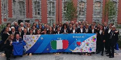 Il gruppo di Milena Bertolini con la squadra e lo staff al momento dell’arrivo in Francia per partecipare al Mondiale