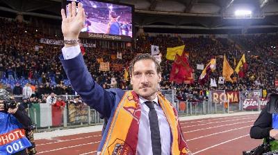Totti nel giorno dell'ufficializzazione della sua presenza nella Hall of Fame del club