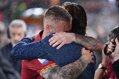 L'abbraccio tra De Rossi e Totti dopo l'ultima in giallorosso del Sedici