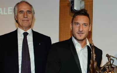 Il presidente del Coni Giovanni Malagò con Francesco Totti