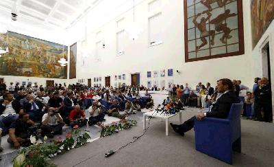 Il circo mediatico di fronte a Francesco Totti nel Salone d’Onore del Coni