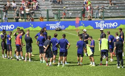 I giocatori della Roma radunati in mezzo al campo nel corso dell’ultimo ritiro svolto a Pinzolo, durante l’estate del 2017