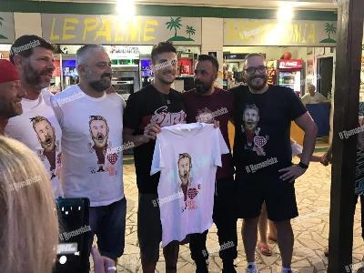Lorenzo Pellegrini in posa con i membri del Roma Club Ostia Daniele De Rossi