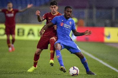 Gerson con la maglia della Fiorentina contro la Roma lo scorso anno