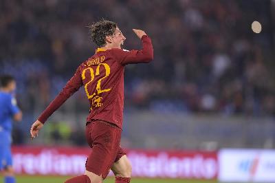 Nicolò Zaniolo in campo con la maglia giallorossa