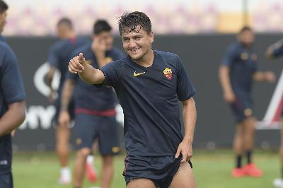 Ünder in allenamento nel ritiro della Roma a Trigoria