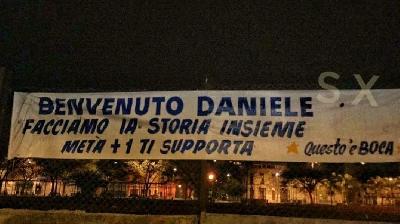 Lo striscione dedicato a De Rossi (@sangrexeneize)