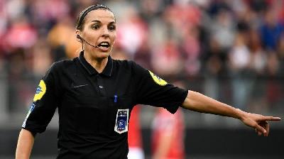 Stephanie Frappart, l'abitro donna che il 14 agosto dirigerà la finale di Supercoppa europea fra Liverpool e Chelsea