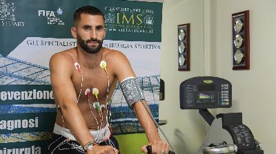Maxime Gonalons durante le visite mediche