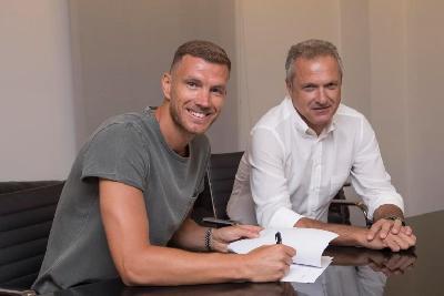 Dzeko e Fienga nel momento del rinnovo