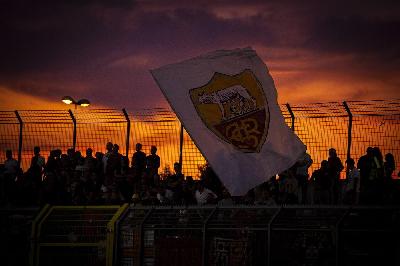 FOTO - Lo spettacolo del settore giallorosso ad Arezzo col tramonto alle spalle FOTO - Lo spettacolo del settore giallorosso ad Arezzo col tramonto alle spalle