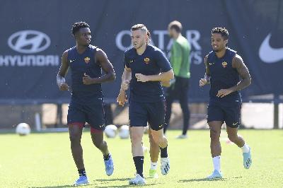 FOTO - La Roma corre verso il Genoa sotto il sole di Trigoria FOTO - La Roma corre verso il Genoa sotto il sole di Trigoria