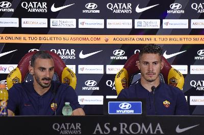 FOTO - Zappacosta e Çetin si presentano in conferenza a Trigoria FOTO - Zappacosta e Çetin si presentano in conferenza a Trigoria