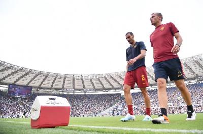 Davide Zappacosta al momento dell'uscita dal campo prima del derby