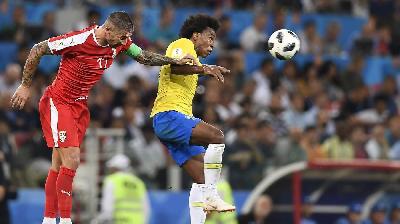 Kolarov in azione durante Serbia-Brasile