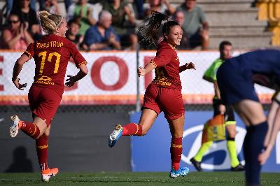 Annamaria Serturini esulta dopo il gol segnato al Psg